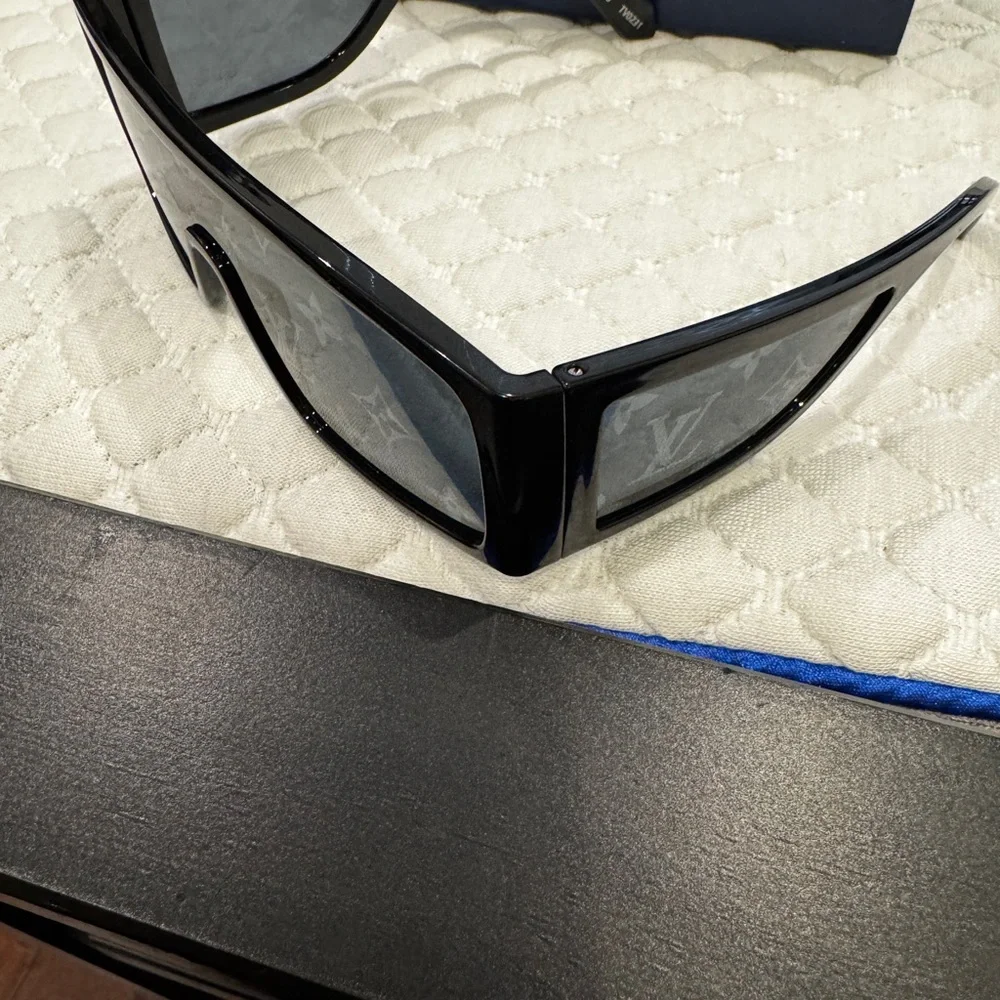 Louis Vuitton sunglasses - Picture 2 of 4